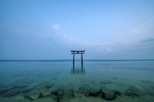 海に浮かぶ鳥居