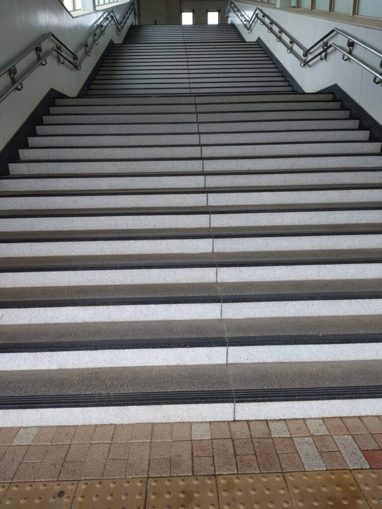 駅の階段
